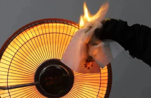 湖南益阳一名12岁男孩用毛毯覆盖电暖气取暖，不慎引发火灾，全家及时逃生，但房屋被