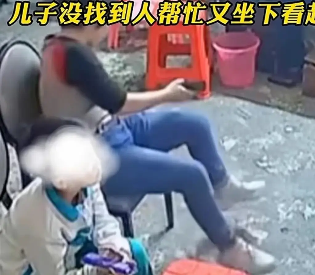 广东，发生了一件不可置信的事。母子俩正坐在凳子上看电视，母亲从凳子想上站起来，哪
