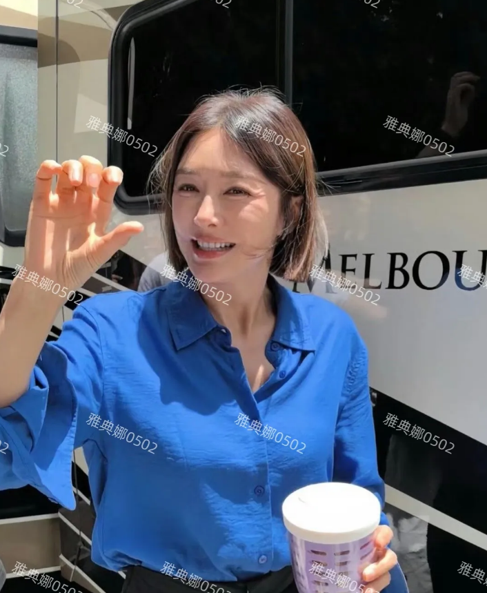 终于知道为啥秦岚最近总营销好身材腰臀比啥的了，因为45岁的脸确实又僵又老甚至撞脸