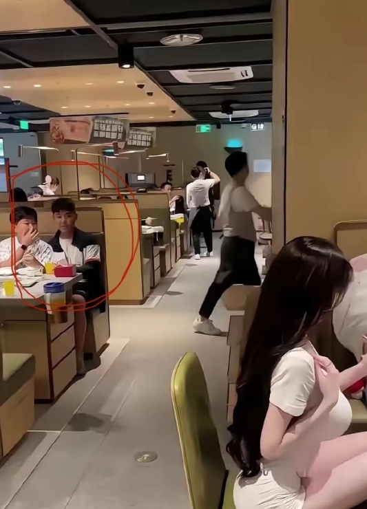 毛都没长齐的俩小子看啥呢