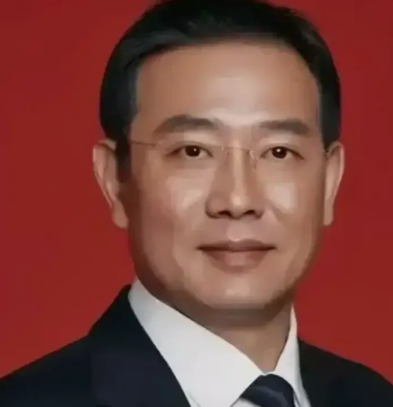 我是如何逢考必过的，分享公务员面试的19个技巧： 
1、考官说了“请坐”再坐；不