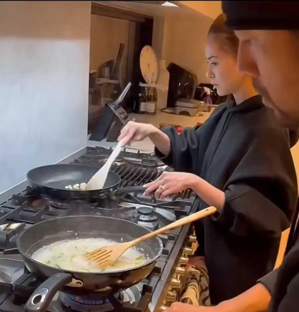 周杰伦家也太不富裕了，这厨房不如小资家庭啊

周杰伦，这位华语乐坛的天王级人物，