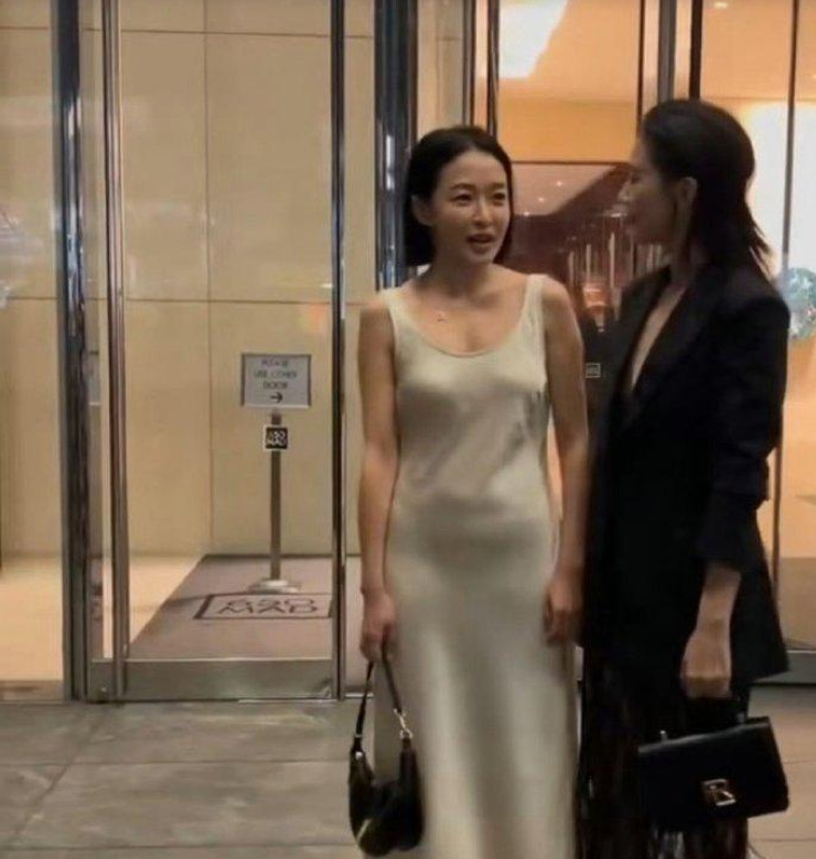 这件衣服极具设计感，但对身材要求较高，不适合微胖人士。选对搭配，才能避免不必要的