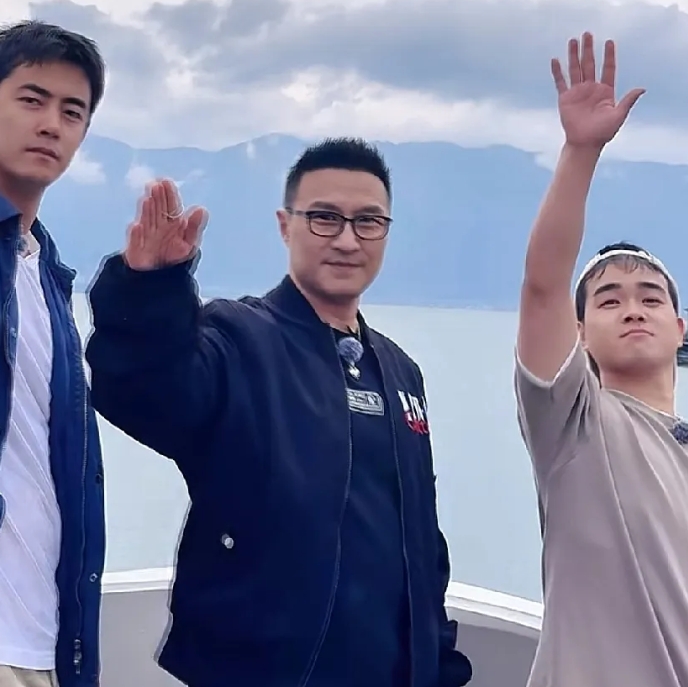 最近，汪峰发文称，这世间所有的爱情，就像一首歌，无言以说:

1. 他最近亲自作