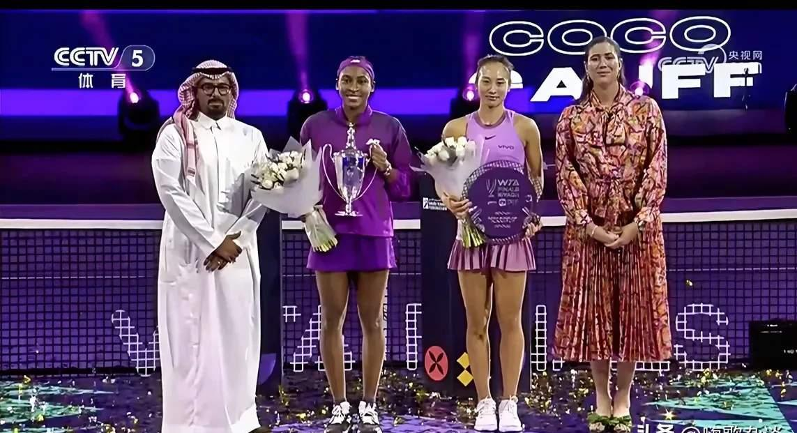 颁奖典礼
郑钦文非常大气，
单手叉腰很有气质…！
郑钦文在颁奖典礼上的气场，深深