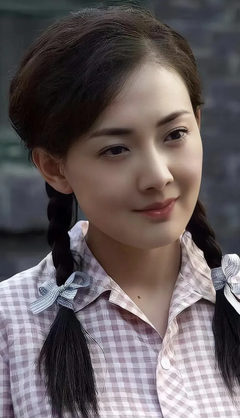 钱太多也是双刃剑，著名影星、超级大美女牛莉，就是因为钱太多了，年过半百还去医美，