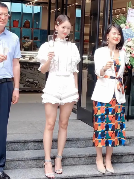 金晨的身材比例，真的就那么不堪一击吗？

其实不然！

首先，170cm的身高，
