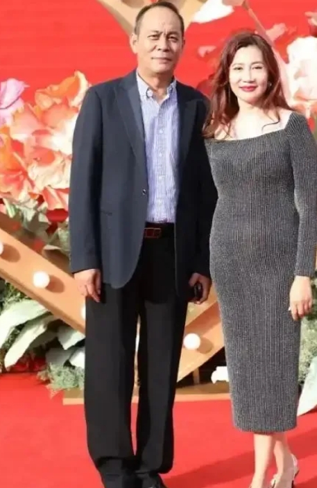 大家还记得他们两位吗？

老公是曾经帅气十足的吕布，她是中戏最美的五朵金花之一；