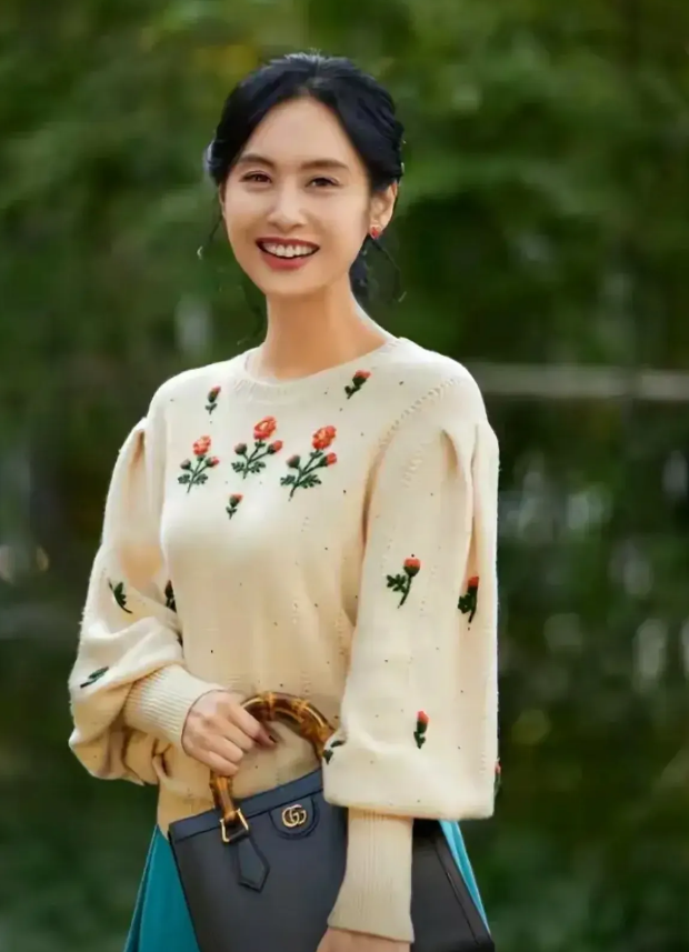她才称得上是香港最美的女演员，虽然个子矮了一点，但是掩饰不了她的美。
她不仅长得