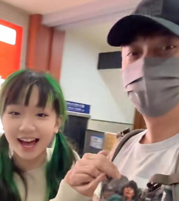 洪欣早年在演艺圈绽放光彩，张丹峰出道后与她携手。近日二人带女儿在三亚度假。10岁
