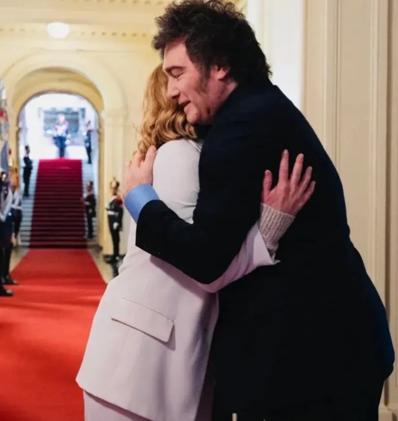 上午，马斯克扫了一眼秘书递过来的特斯拉投资阿根廷申请，欣然准备签字！
扫了一眼手