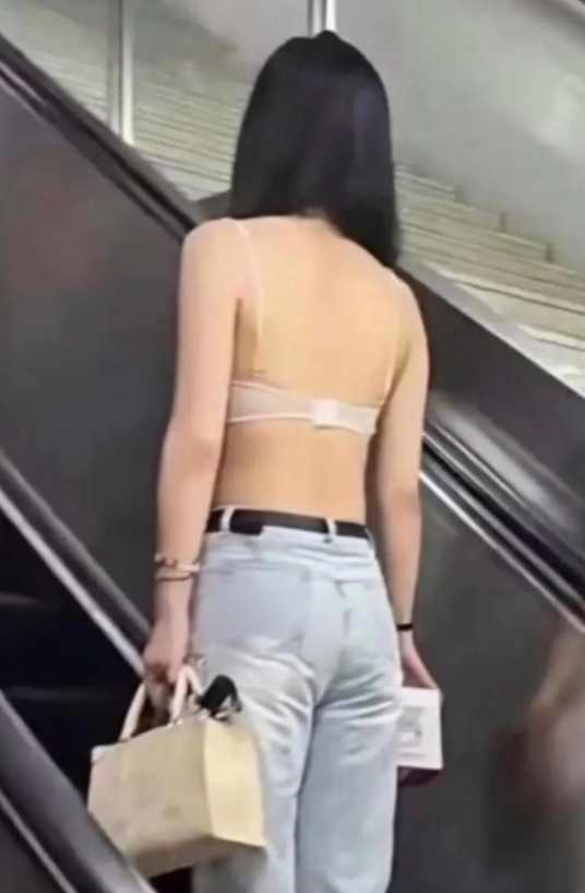 现在女孩子的着装真是令人意想不到，看看下边这对情侣多尴尬，男的不想看都没办法，身
