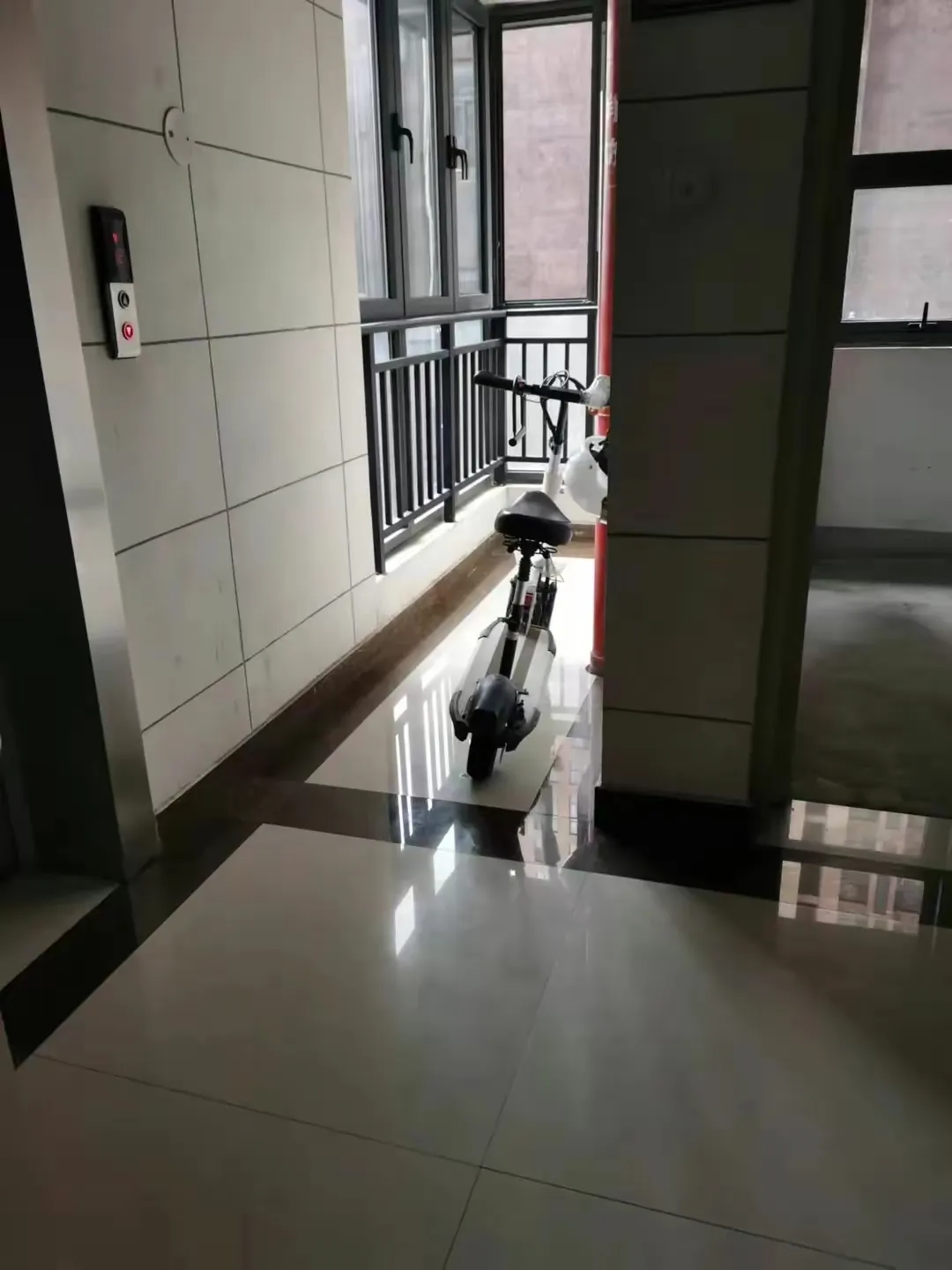 今天物业整顿不让电动车上楼，我还是推了上来。电动车不能上楼，上电梯，这话说的没毛