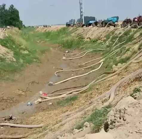 河南干旱有多厉害？

看看这条小河就明白了：可怜的河，都被老百姓给抽干了！

这