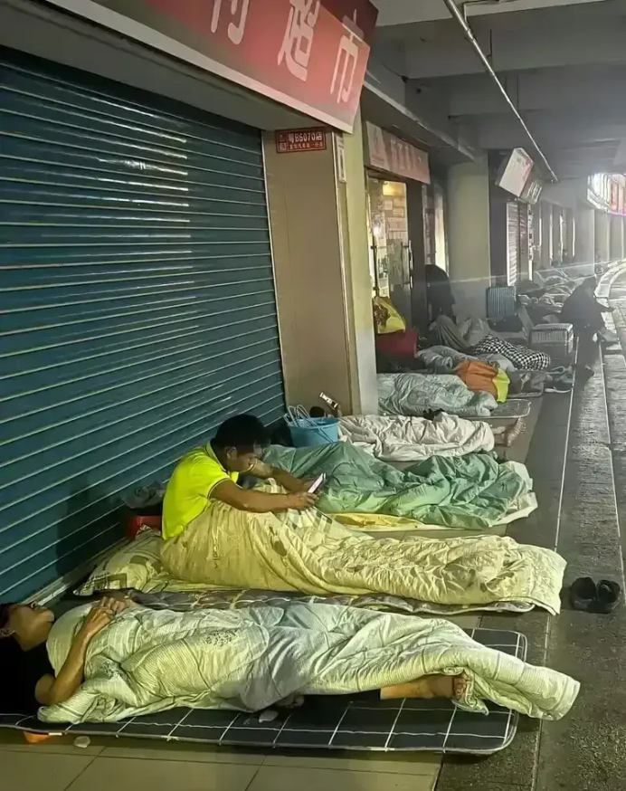 广州这些宁愿露宿街头，也不愿意进厂的年轻人，不知道他们的父母看到这一幕，是什么样