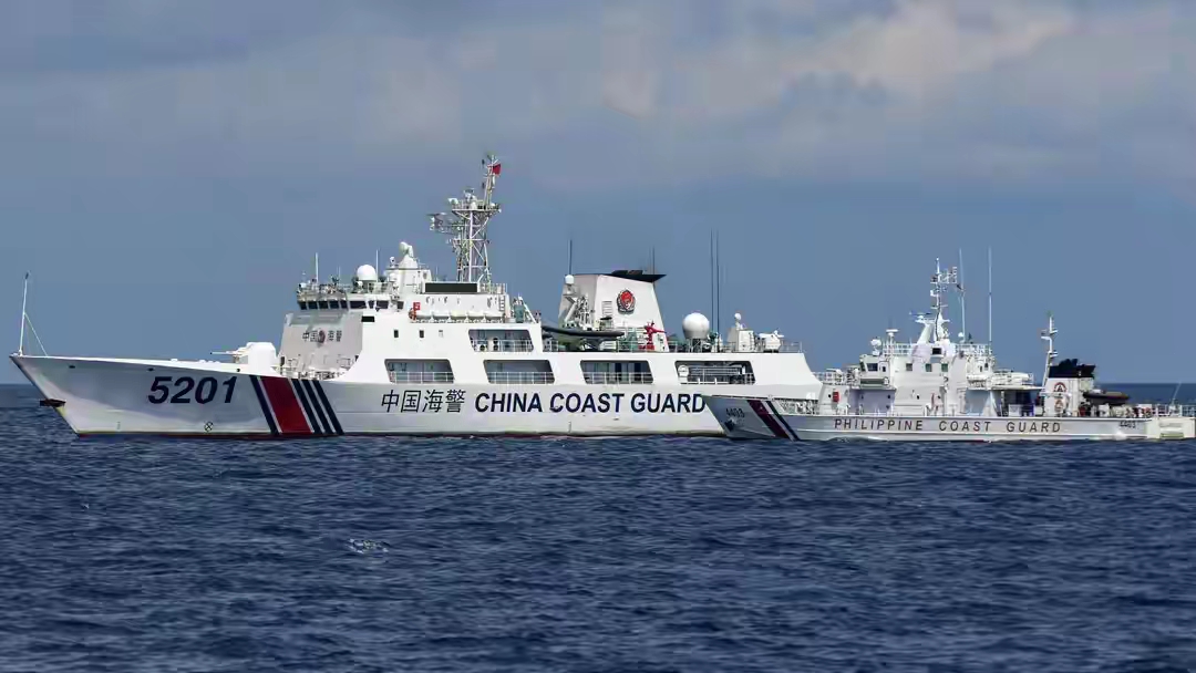 险些落水！菲律宾小艇冲着中国海警执法艇就撞了过来，我海警队员一个趔趄差点落海，绝