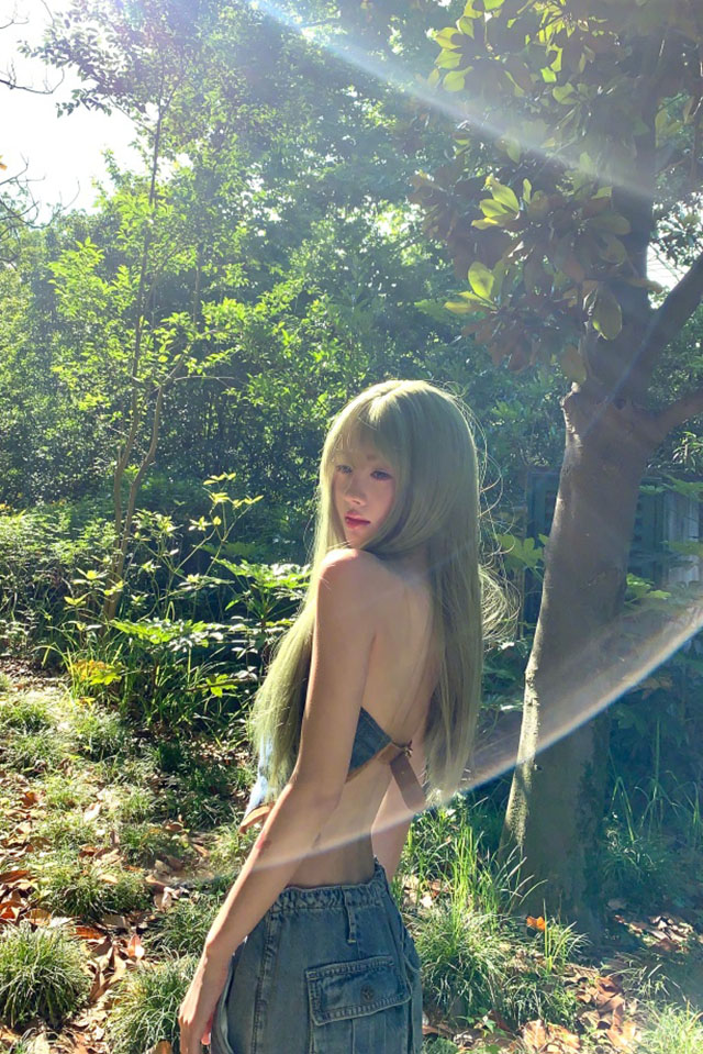 #鞠婧祎背沟好深#这组迷雾森林写真，第一天，有人夸绿头发好看的。第二看，有夸年轻