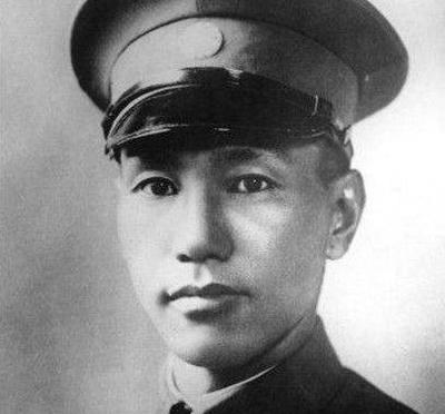 1925年10月初的一天，蒋介石参加一个重要的军事会议。当他走进大楼的前厅，刚要