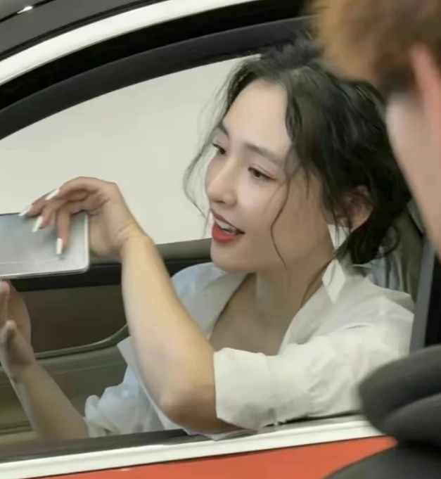 不怪那么多人喜欢她，路人镜头下都那么漂亮！