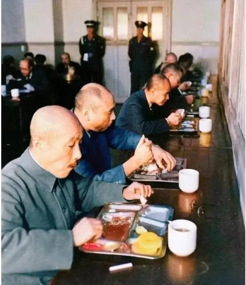 1948年，东条英机等一干罪行累累的战犯的最后一顿饭。
照片最左边的正是东条英