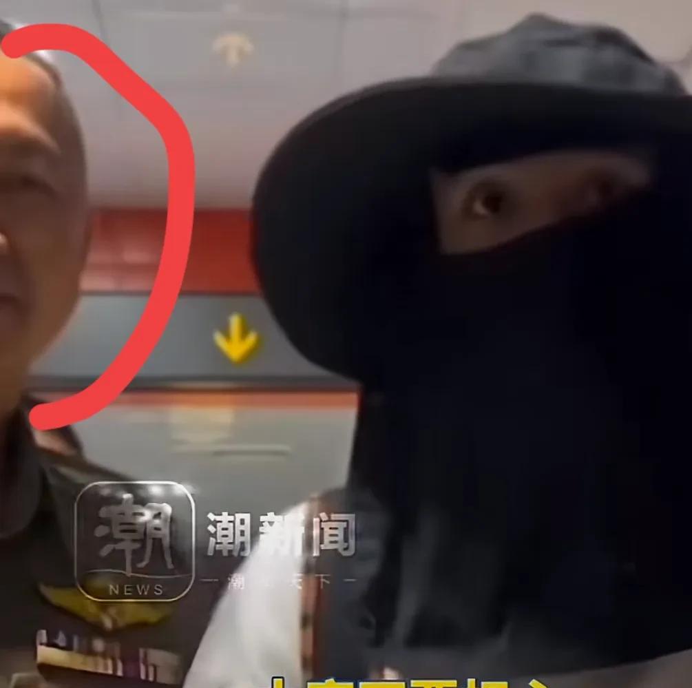 太惨了！！王星在泰国采访的说泰国很安全，这3个细节细思极恐！
1、在采访中，左手