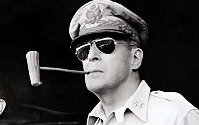 1945年，麦克阿瑟被安排与象征着日本最高信仰的日本天皇见面。见面前，日本首相给