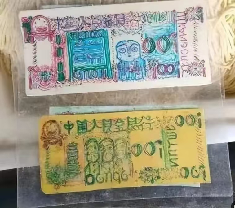 浙江温州，一孤寡老人每次去买面条都要拿100元大钞，但老板从不找零，只给称2斤面