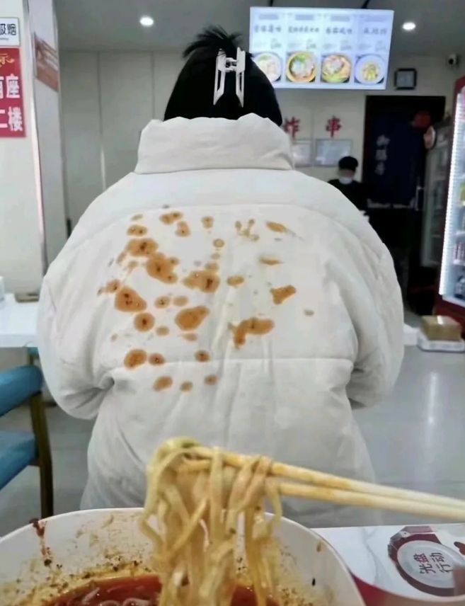 新衣服就这么毁了，到底是谁的错？上周刚买的羽绒服，一直舍不得穿，孩子说想吃商城的