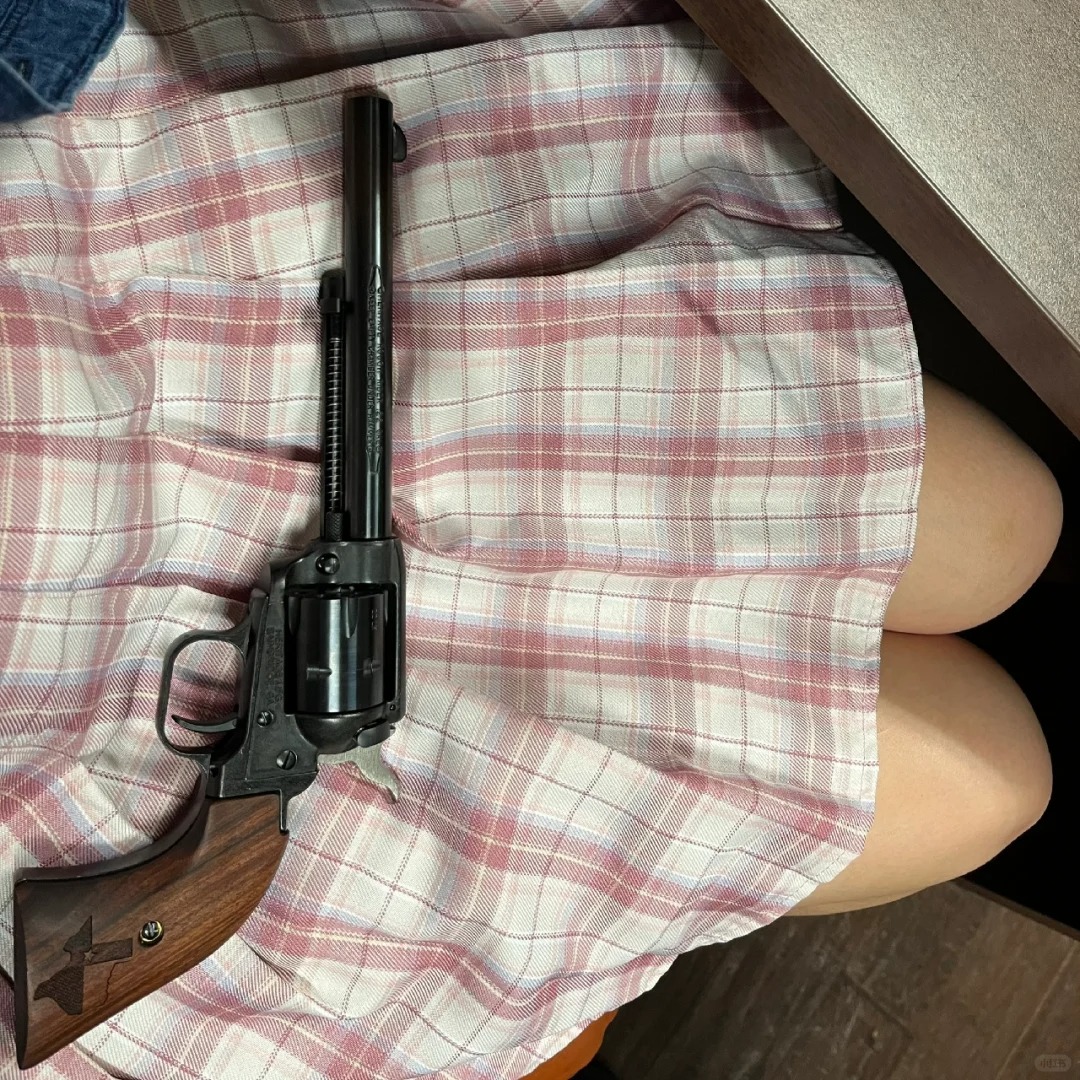 人生第一把左轮到手！德州限定雕花木柄
网上买了去店里拿，带上各种ID
我是在gu