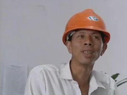 1987年，一浙江男子在工地上受伤，丧失了性功能，不久后妻子就失踪了，他疯狂寻找