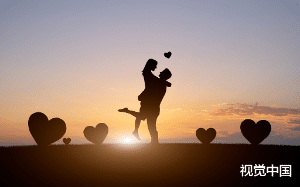 设计师女友劈腿后我狼狈分手，流落街头被美女收留