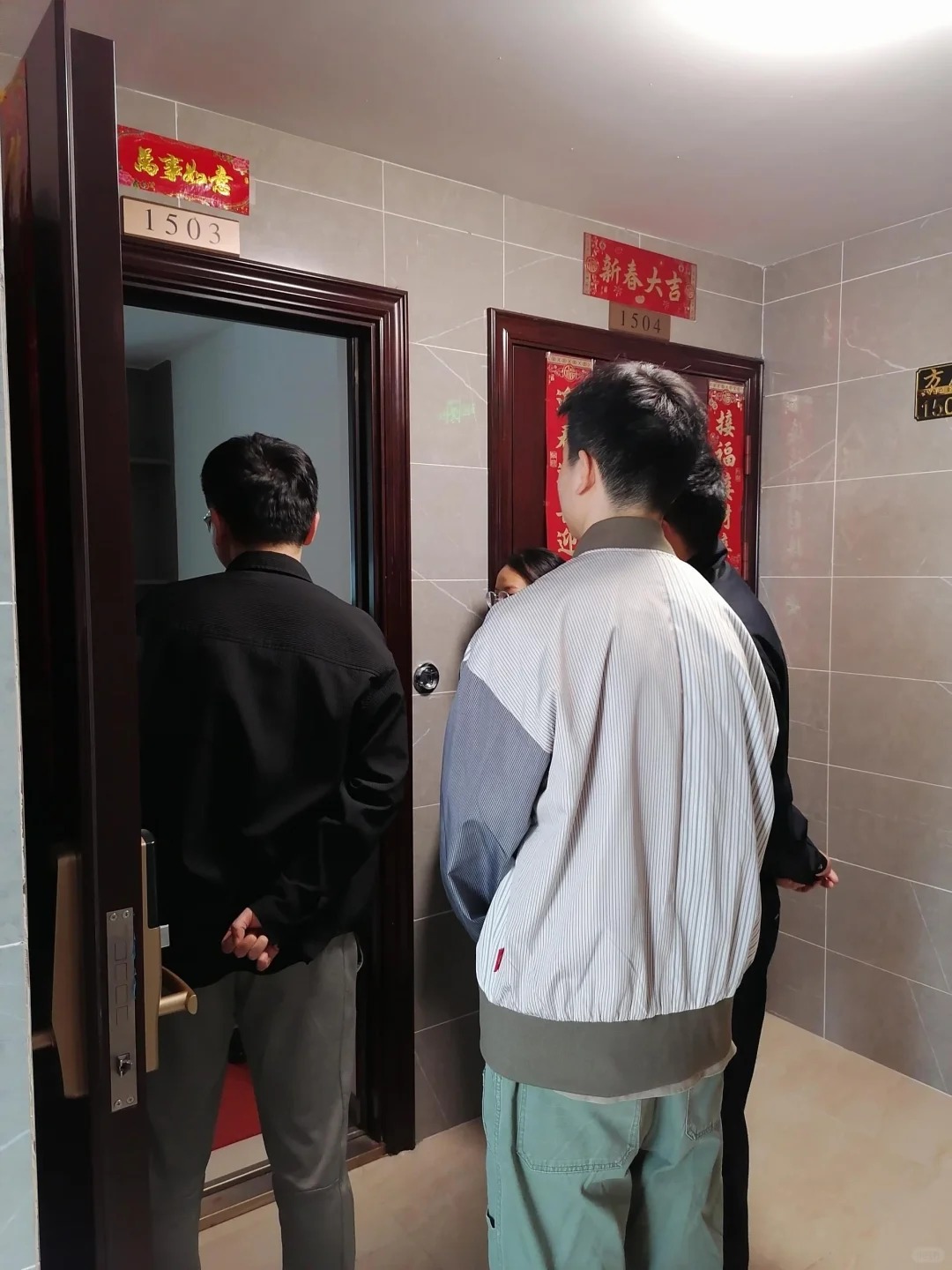 整治恶邻
我1504，边上1503除了睡觉不开门，其余都开门，好言相劝不行，以恶