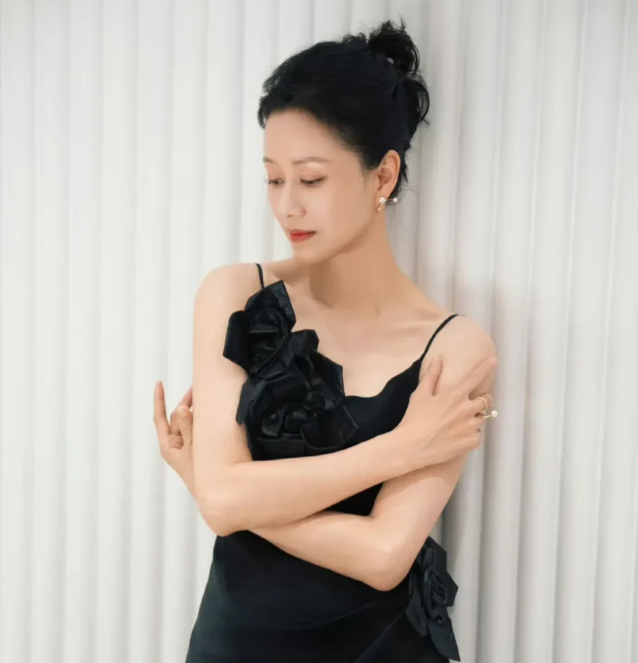 倪虹洁的前夫有多可恶，不仅让她离婚背上千万债务，还挑拨儿子和倪虹洁的关系。


