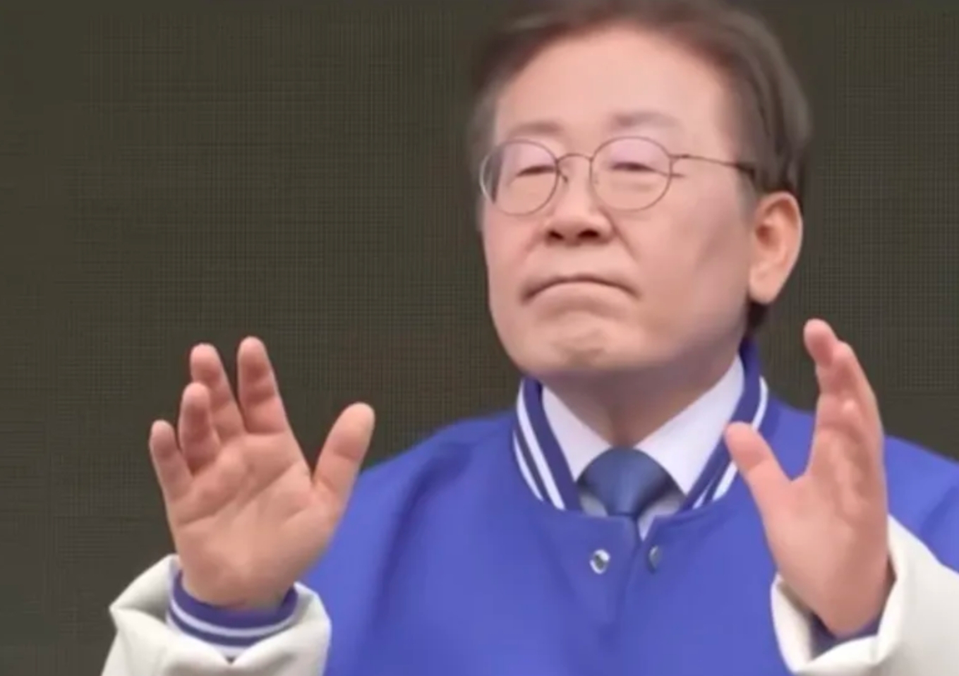韩国李在明虽然已经年过半百，但是他经历的事情真的都很炸裂。
在当市长的时候，李在