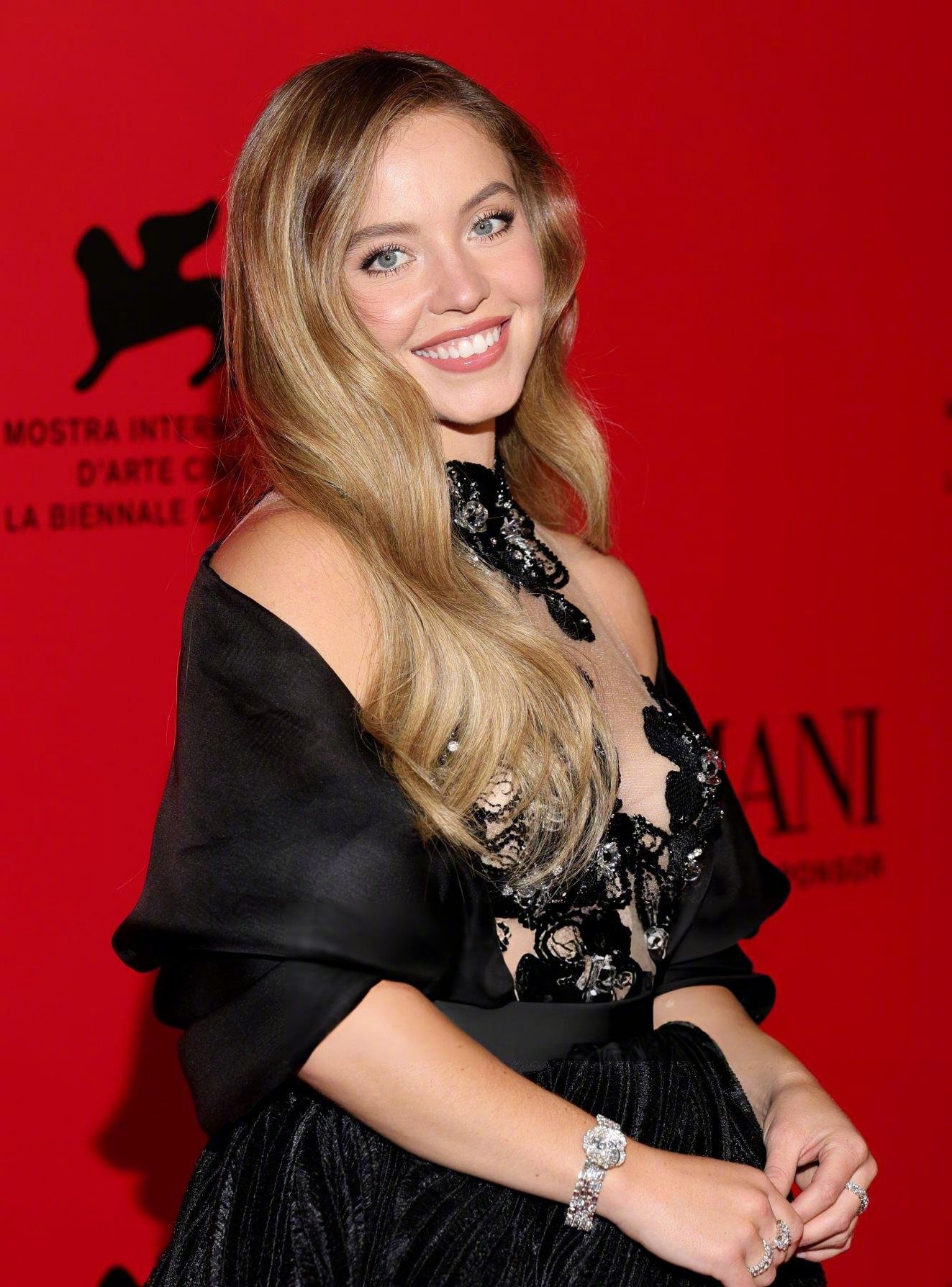 西德妮·斯威尼（Sydney Sweeney）出席第81届威尼斯电影节品牌晚宴！