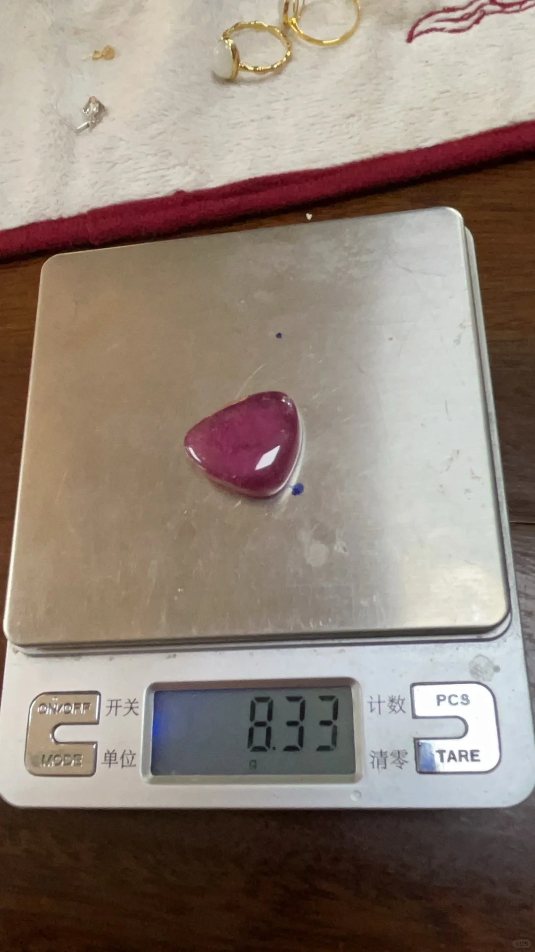 姥姥留下的一颗纽扣
一个朋友寻迹找到我
掏出一个很小很精致的小羊皮口袋，小到只能