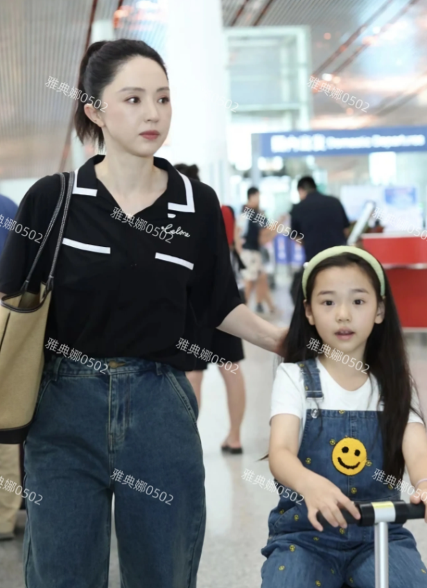 董璇带着女儿现身机场，45岁的她身材高挑皮肤白皙年轻有气质，本人并不像佟丽娅
8