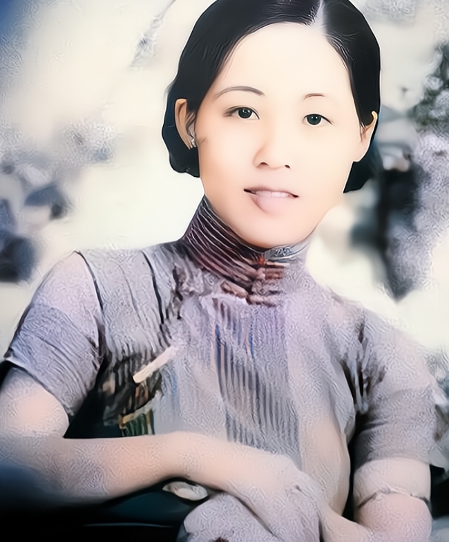 她曾沦落风尘，为圆丈夫儿子梦，连生4女的她冒险怀了第5胎，她叫董竹君。她出生上海