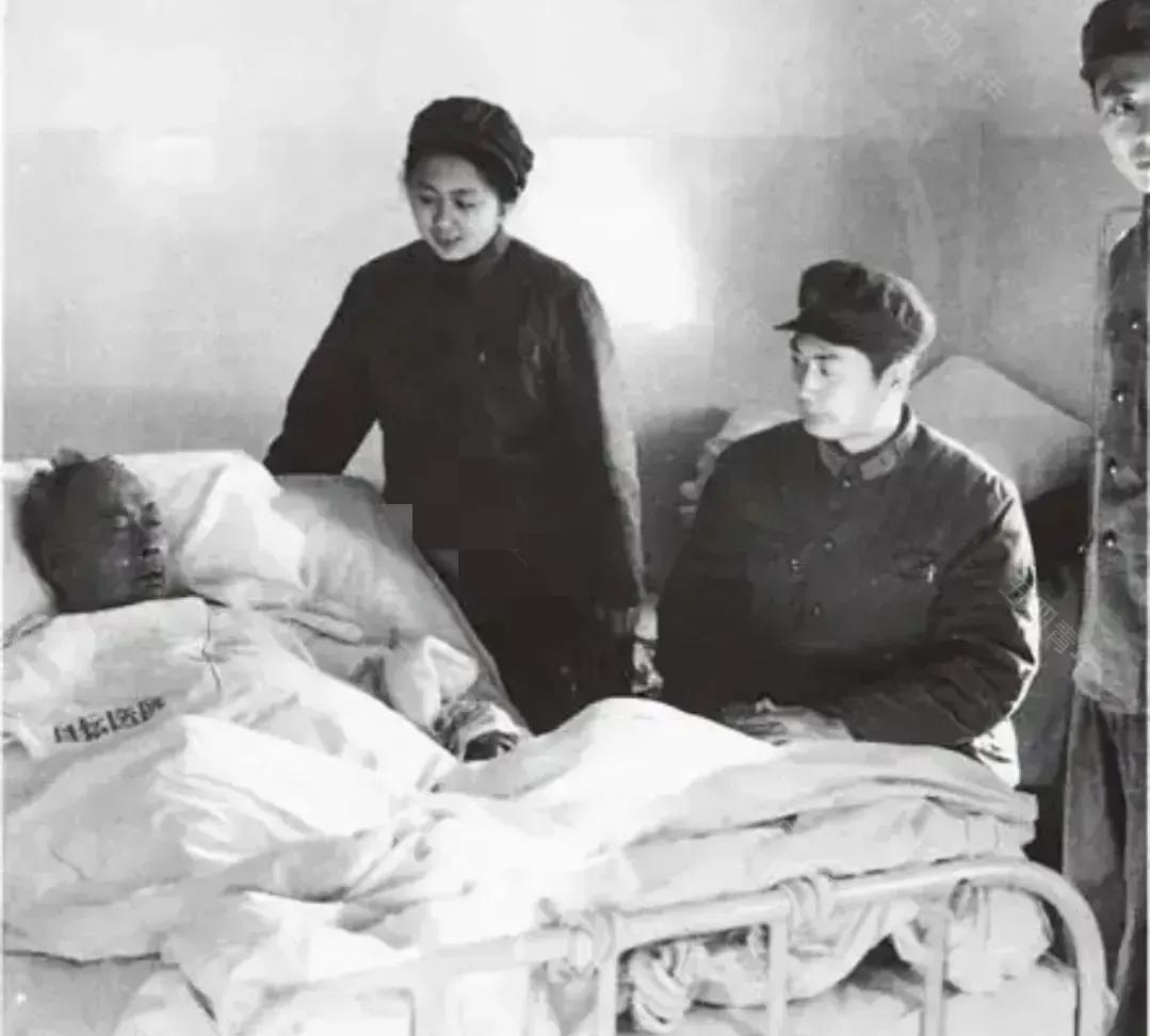 1971 年，一张令人揪心的黑白照片，定格了一段艰难岁月。病床上，陈毅元帅面容憔