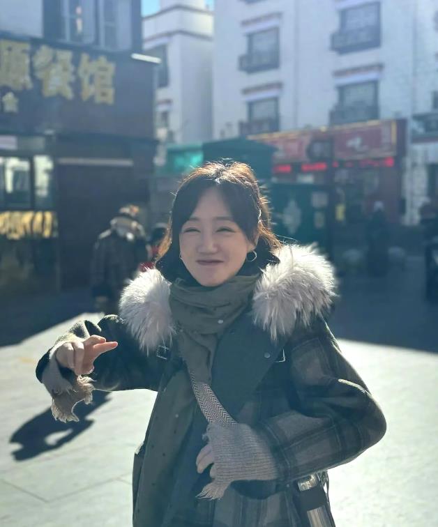 难怪胡歌提到她都忍不住流泪，她确实是人间值得，45岁了笑起来还那么纯真无邪，甜美