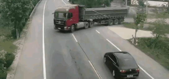 这起交通事故让交警很为难，因为这种事故几乎与交规不沾边。
一辆大卡车正在左转弯，