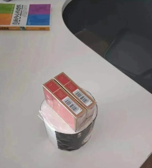 女同事突然给了我两包烟，一卷纸，请问什么意思?