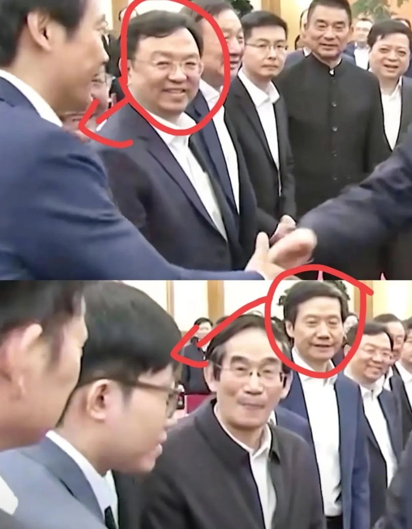 泪目了！

一旁的王传福一脸期待并欣慰的看着雷军

而任正非任老和雷军又满怀赞赏