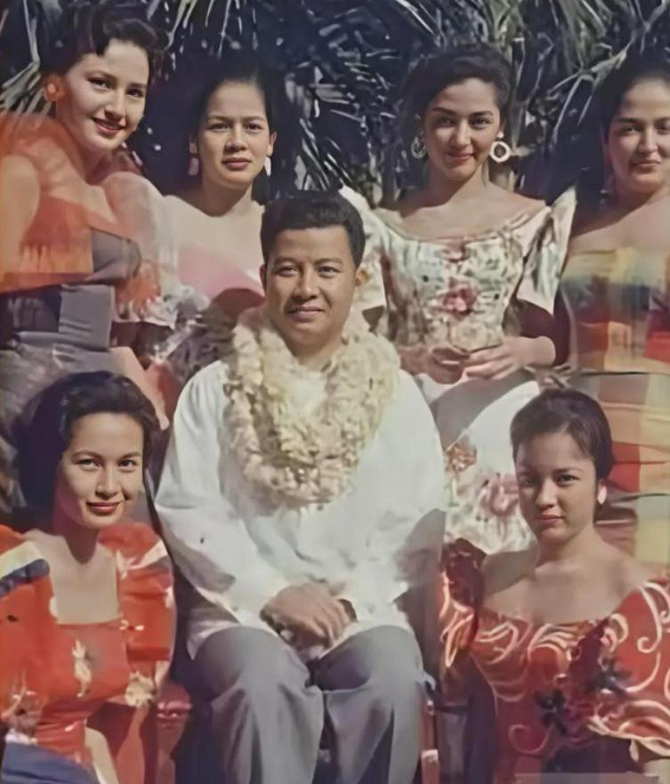 1952年，西哈努克国王在王宫里与六位妃子拍了一张合影。他站在中间，身旁是六位仪