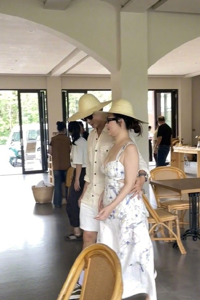 网友路遇女星霍思燕，身材臃肿腹部隆起，一度以为有孕在身。霍思燕本尊回应：纯胖。