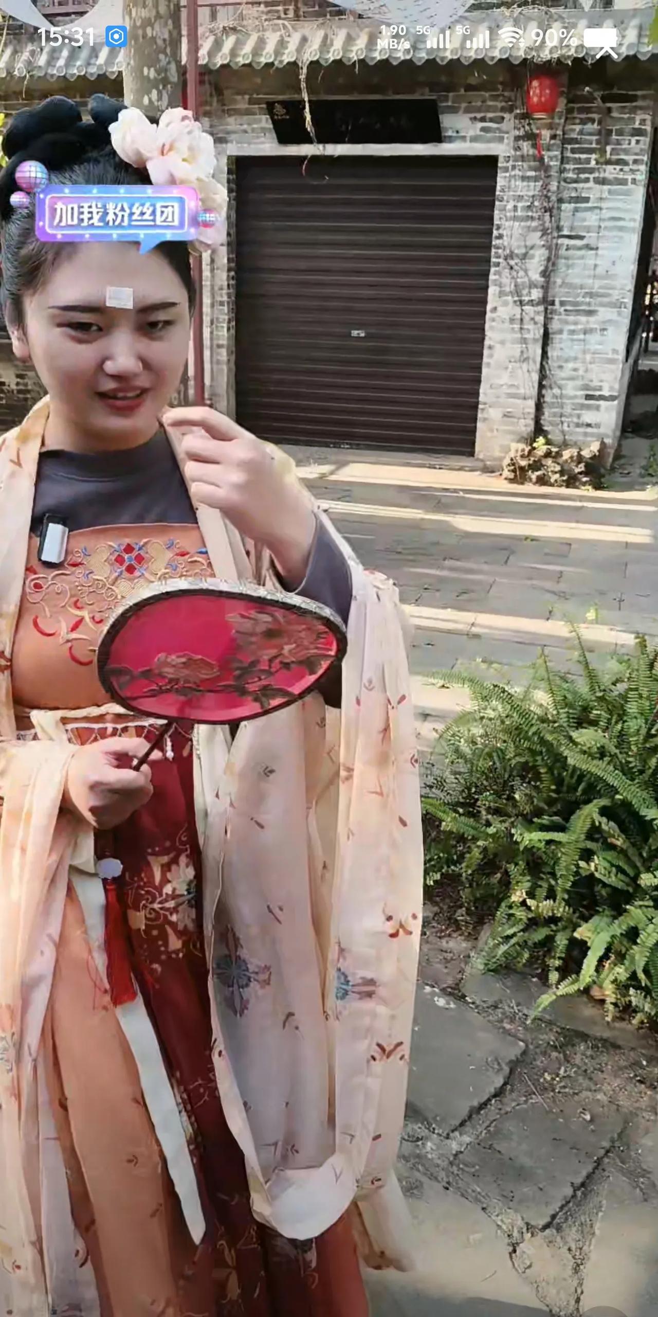 周日下午肥娟和八块腹肌真的出去鬼混了，还是在一个带点复古风味的古镇，这身打扮像不
