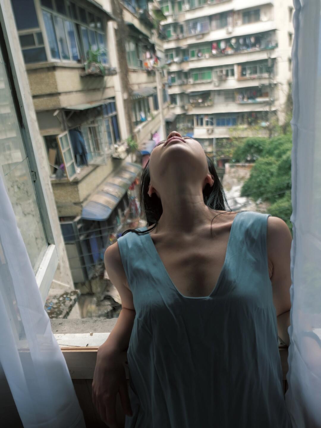 只有夜晚 月亮吸住面孔/