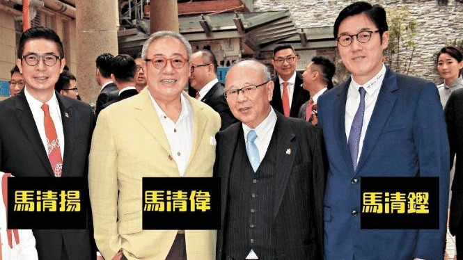 34岁女网红甘当小三，金主是66岁富豪，餐厅内激吻被拍，身材火辣