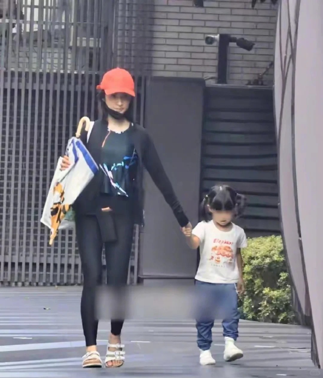 omg❗林依晨女儿都那么大了啊！！！
林依晨在我印象中还是可爱的袁湘琴，没想到都