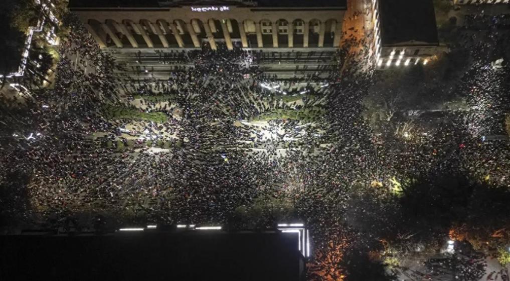 格鲁吉亚爆发抗议活动，抗议者高举欧盟旗帜包围议会，那么，这件事情释放了什么样的信